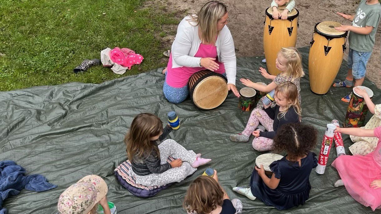 Børn spiller musik i Børnehuset Ålykke